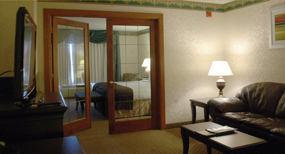 The Plaza Hotel & Suites 위노나 외부 사진